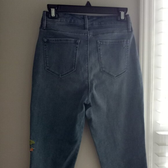 'Martha Stewart' Embroidered Cuffed Mid wash Denim Jeans Size 2 EUC - Picture 2 of 16